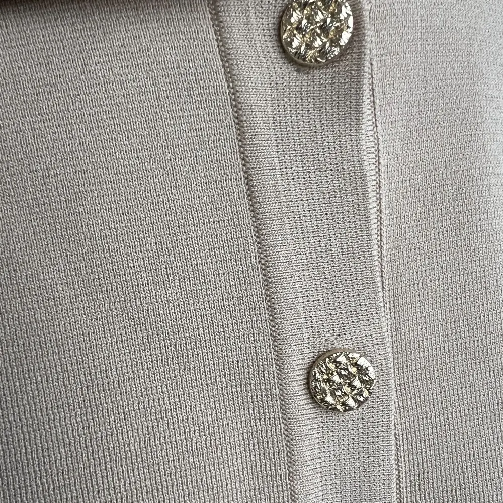 Minimal button knit cardigan detail