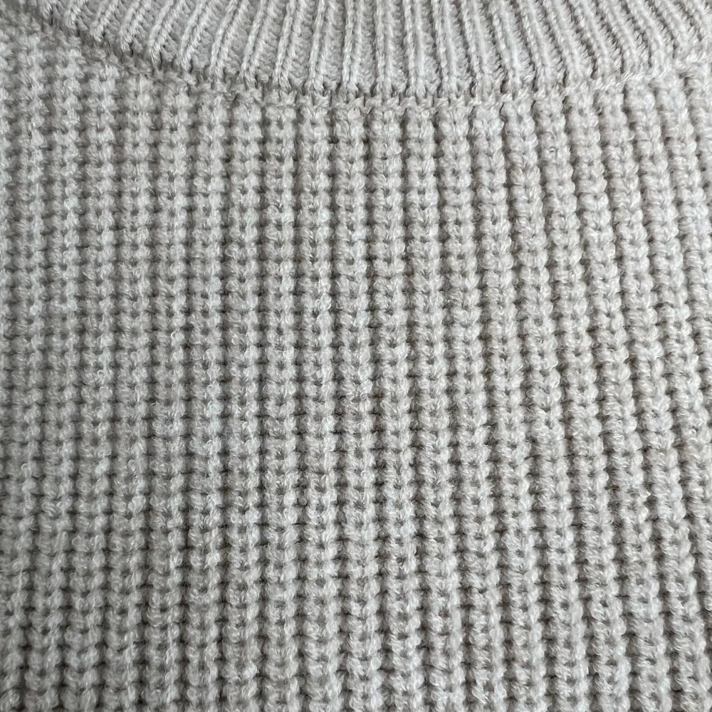Minimal ribbed knit collar detail