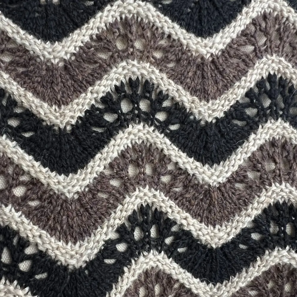 Zigzag knit texture detail